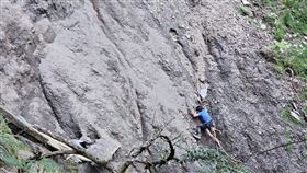 玉山國家公園，八通關路線11.5K處崩塌，女山友失足滑落20公尺邊坡，山友繩索救援脫困(圖／翻攝自登山通報站臉書)