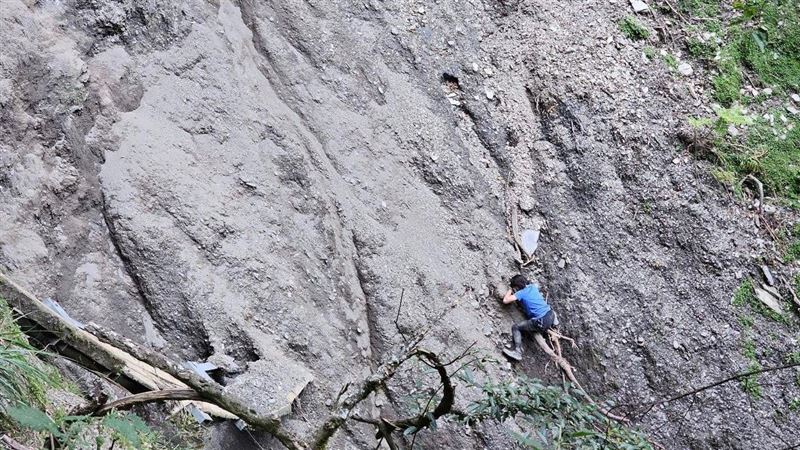 女山友滑落20M邊坡　蹲馬步苦撐隊友救援