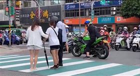 民眾在桃園市中壢區延平路與環北路口，看到一排機車騎士禮讓身障女子過馬路。（圖／翻攝畫面）