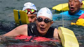 日月潭國際萬人泳渡嘉年華  馬英九第10度參加第41屆日月潭國際萬人泳渡嘉年華24日登場，前總統馬英九（前）第10度下水挑戰自我。他接受媒體聯訪時表示，平常有游泳習慣，會全力以赴。（南投縣政府提供）中央社記者蕭博陽南投縣傳真  112年9月24日