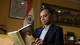 印度駐台代表：甘地以非暴力抗殖民影響深遠印度駐台代表葉達夫（圖）接受中央社專訪時表示，印度聖雄甘地以非暴力抵抗殖民的方式影響深遠，他過去幾週會見的台灣政府高層向他提到，甘地哲學對台灣民主運動也有所啟發。中央社記者趙世勳攝  112年10月2日