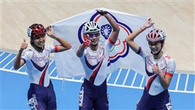 亞運競速溜冰接力賽  台灣女子組奪金杭州亞運滑輪溜冰項目競速溜冰3000公尺接力賽2日登場，女子組劉懿萱（右）、李孟竹（左）、楊合貞（中）攜手溜出4分19秒447成績，順利進帳本屆台灣代表隊第10金。中央社記者裴禛攝  112年10月2日