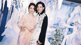 向佐再曬與郭碧婷合照間接回應婚變傳聞。（圖／翻攝自向佐微博）