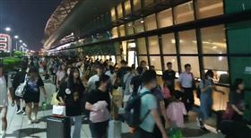 中秋連假返鄉，排隊2小時等搭車，搶搭自由座，高鐵今致歉，10／1運量創「通車以來新高」(圖／翻攝畫面)