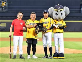 PP石墨烯董事長在中信兄弟球場為中秋助陣　慷慨支持童綜合醫院（業配勿用）