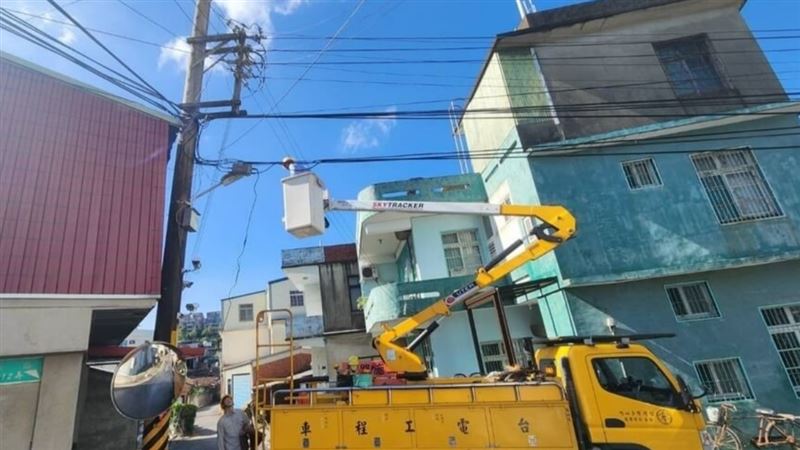 電桿纜線竄火煙　家八哥觸電變「鳥仔巴」