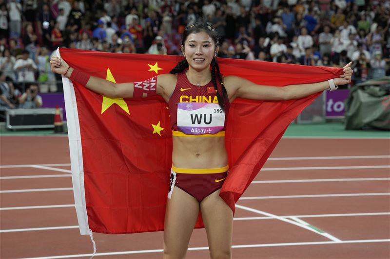 田徑女神吳艷妮黑掉!第2還搶金牌國旗披