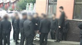 弘仁會孫姓男子涉及雙北、桃園多起暴力討債案遭刑事局警方肅清。（圖／翻攝畫面）