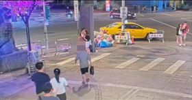 男子闖入饒河夜市銀樓行竊。(圖／翻攝畫面)
