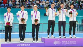 亞運競速溜冰　台灣壓線逆轉勝韓國（2）亞運滑輪溜冰項目2日進行競速溜冰3000公尺接力賽男子組決賽，台灣隊（右）以快0.01秒壓線擊敗過早慶祝的韓國隊（左），韓國選手在頒獎台上面露凝重。中央社記者裴禛攝  112年10月2日