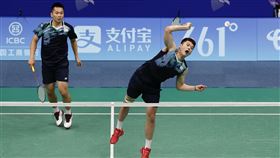 ▲杭州亞運羽球首輪，「麟洋配」王齊麟、李洋相隔2年半再次以直落二，擊敗大馬組合王耀新、張御宇。（圖／中華奧會提供）