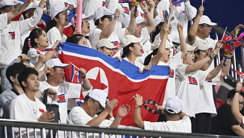 杭州亞運足球8強賽　北韓選手推裁判引亂