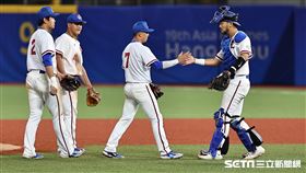 ▲杭州亞運棒球台灣4：0完封韓國，球員賽後擊掌慶祝勝利。（圖／記者劉彥池攝影）