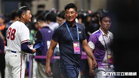 ▲杭州亞運棒球台灣4：0完封韓國，棒協理事長辜仲諒賽後進場鼓勵球員。（圖／記者劉彥池攝影）