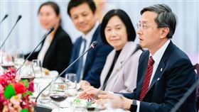 李淳款宴立陶宛農業部政次外交部政次李淳（右）15日以晚宴歡迎立陶宛農業部政務次長湯庫思（Vytenis Tomkus）率團訪台。（外交部提供）中央社記者黃雅詩傳真  112年6月16日