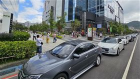 中秋連假第2天  裕隆城持續湧現人車潮（3）新北市新店區複合式商場「裕隆城」甫開幕，人潮與車潮絡繹不絕；30日為中秋連假第2天，「裕隆城」開始營業不到1小時停車場就已經滿場，許多汽車駕駛依序排隊等入停車場。（新店義交中隊提供）中央社記者黃旭昇新北市傳真  112年9月30日