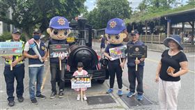 1日鳳林分局為提高民眾對詐騙的識別能力，同時宣導不酒駕與停讓行人交通安全觀念，結合臺灣糖業股份有限公司花東區處辦理識詐1.5「冰不驗詐」預防犯罪宣導活動，推出闖關宣導活動，提供165份象徵反詐專線限量枝仔冰，送給參與活動的民眾。

▲（圖／鳳林分局提供）

