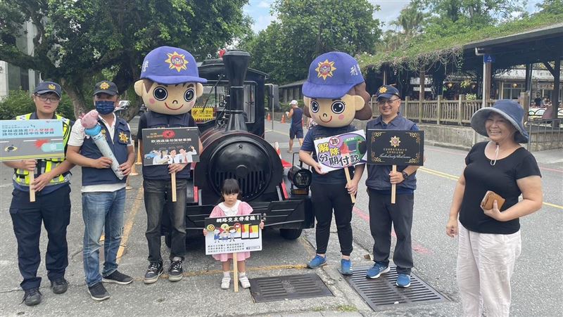 識詐列車前進光復糖廠　警送枝仔冰宣導
