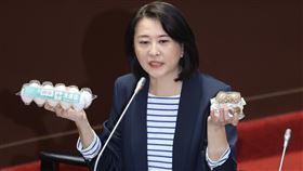 王鴻薇籲停止進口船期超過20天雞蛋立法院22日上午開議，邀請行政院長陳建仁率同相關部會首長列席，近期農業部專案進口雞蛋爭議不斷，國民黨立委王鴻薇（圖）質詢時要求，停止進口船期超過20天的雞蛋，以維護食安健康。中央社記者趙世勳攝  112年9月22日