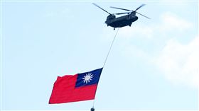 CH-47SD運輪直升機，吊掛巨幅國旗橫越總統府前。（資料照片）（圖/記者邱榮吉攝影）