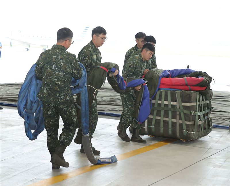 CH-47SD運輪直升機，吊掛尺寸長18公尺、寬12公尺的巨幅國旗4員壓旗手1員解繩手1員板手車共6員共同執行將巨幅國旗收旗，佩掛CH-47SD運輪直升機。（圖/記者邱榮吉攝影）