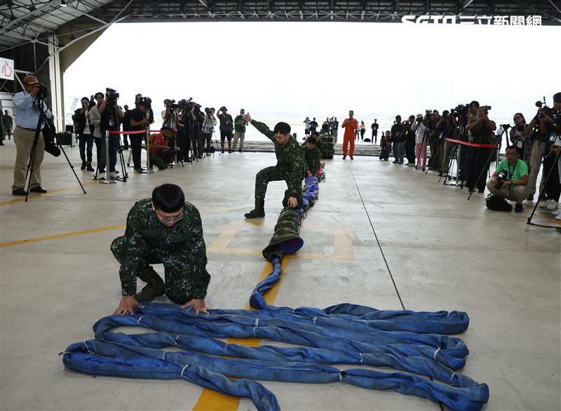 CH-47SD運輪直升機，吊掛尺寸長18公尺、寬12公尺的巨幅國旗4員壓旗手1員解繩手1員板手車共6員共同執行將巨幅國旗收旗，佩掛CH-47SD運輪直升機。（圖/記者邱榮吉攝影）