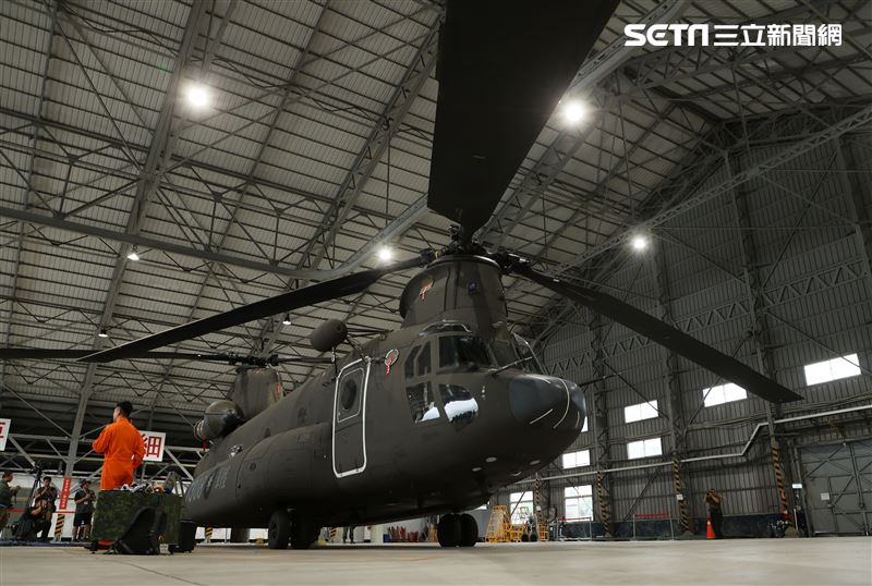 CH-47SD運輪直升機執行巨幅國旗任務。（圖/記者邱榮吉攝影）