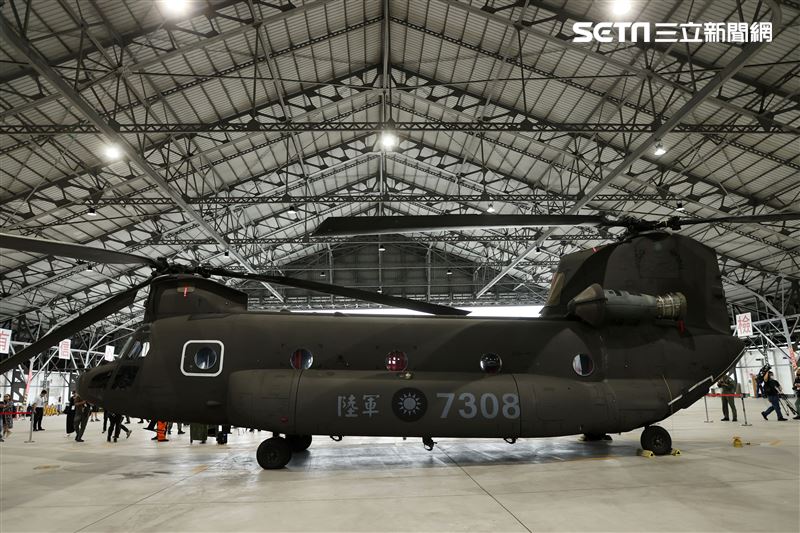 CH-47SD運輪直升機執行巨幅國旗任務。（圖/記者邱榮吉攝影）