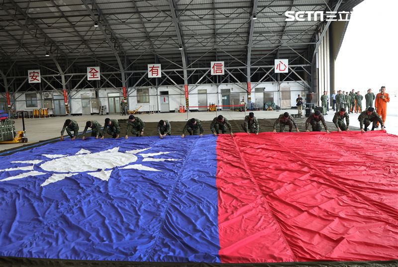 CH-47SD運輪直升機，吊掛尺寸長18公尺、寬12公尺的巨幅國旗4員壓旗手1員解繩手1員板手車共6員共同執行將巨幅國旗收旗，佩掛CH-47SD運輪直升機。（圖/記者邱榮吉攝影）