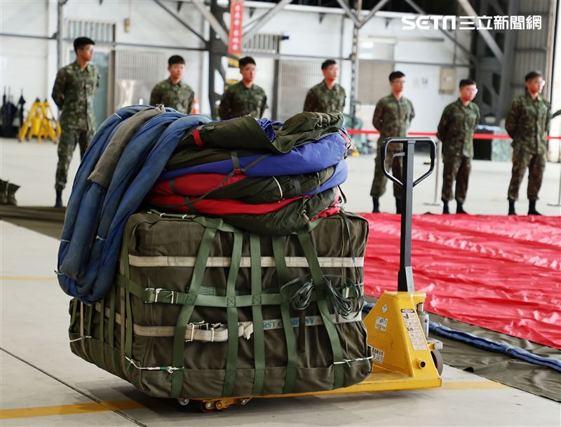 巨幅國旗綁在配重塊上準備吊掛在CH-47SD運輪直升機。（圖/記者邱榮吉攝影）