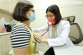 阿嬤狂咳帶濃痰喘不過來喝糖漿也治不了　醫：右肺全白是「秋冬殺手」（圖／亞大醫院提供）