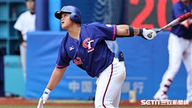 ▲杭州亞運棒球台灣對香港，二壘手李灝宇高飛犧牲打送回楊振裕。（圖／記者劉彥池攝影）