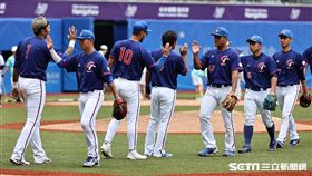 ▲杭州亞運棒球台灣15：0「扣倒」香港，球員賽後慶祝勝利。（圖／記者劉彥池攝影）
