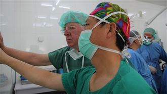 85歲仍義診！羅慧夫手術衣從蒙古回台灣了