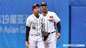 ▲杭州亞運棒球台灣對香港，香港隊投手教練葉明煌上場換投。（圖／記者劉彥池攝影）