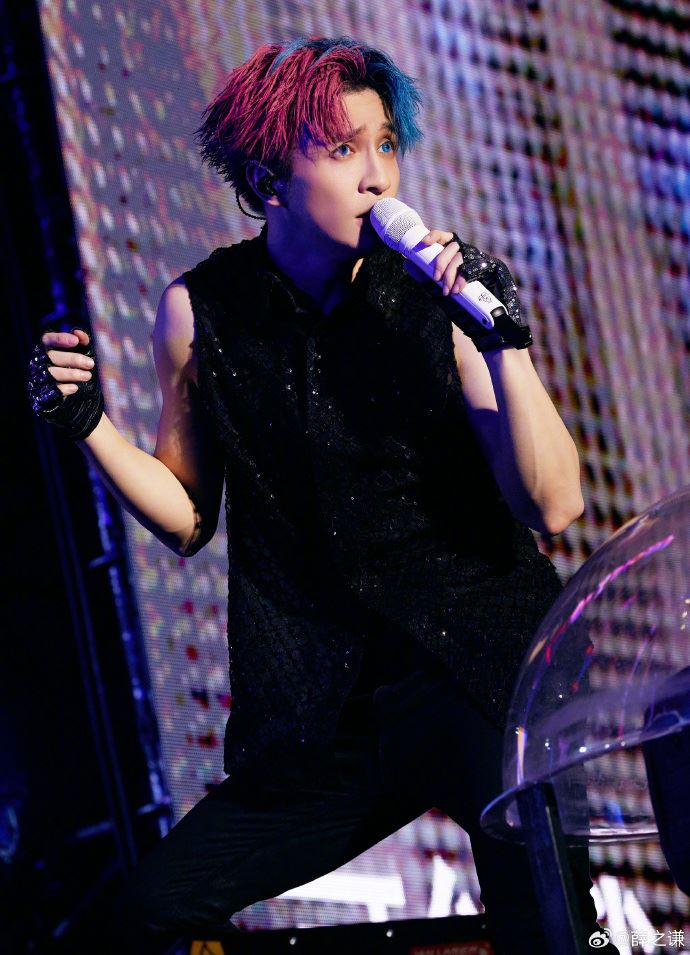 中國歌手薛之謙唱紅《你還要我怎樣》、《演員》等曲。(圖/翻攝自微博)