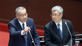 潛艦案立委遭控一直在搞 邱國正：聽黃曙光說才知媒體報導，國造潛艦召集人黃曙光指1名立委針對潛艦國造「一直在搞」。國防部長邱國正（左）3日在立法院備詢表示，他是聽黃曙光說才知道。針對潛艦相關預算，行政院長陳建仁（右）表示，立委審查預算是法定職責，但也希望討論審查時，能以理性方式看待。中央社記者郭日曉攝  112年10月3日