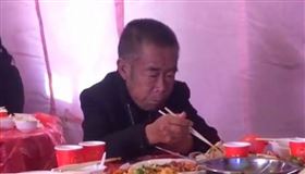 ▲男子參加外甥的婚禮，卻受到各種羞辱。（圖／翻攝自抖音）