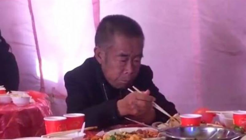 拾荒男參加外甥婚禮包13萬　慘吃剩菜剩飯