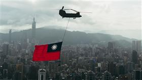 巨幅國旗，總統府。（圖／翻攝蔡英文臉書)