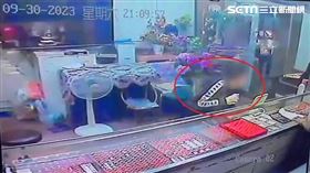 北市施男佯裝試戴1條28萬元的金項鍊後逃離現場。（圖／翻攝畫面）