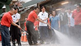 賴清德化身「潔地武士」赴鶯歌與眾人一同清洗地板。（圖／翻攝自林立青臉書）