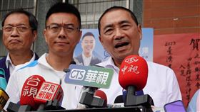 Linbay好油自導自演案  侯友宜：有違法就辦臉書粉專「Linbay好油」稱遭恐嚇，全案為自導自演。國民黨總統參選人侯友宜（右）3日接受媒體聯訪表示，涉及網路不實言論及行為，都該接受司法調查，調查過程須勿枉勿縱，有違法就辦，沒有違法就還清白。中央社記者李卉婷攝  112年10月3日