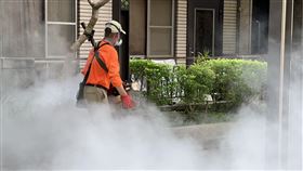 新北市持續針對個案住家戶內外及住家周圍半徑50公尺逐戶入內孳清噴消。（圖／新北衛生局提供）