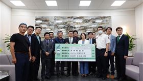 屏東明揚工廠爆炸釀死傷  牙醫師公會捐款100萬元明揚工廠爆炸釀重大死傷，中華民國牙醫師公會全國聯合會理事長江錫仁（前左6）、前衛福部長陳時中（前左5）3日到屏東，並捐款100萬元至屏東縣政府「0922火災爆炸災害」社會救助金專戶，屏東縣長周春米（前左7）表示，會把善款的能量發揮到極限。中央社記者李卉婷攝  112年10月3日