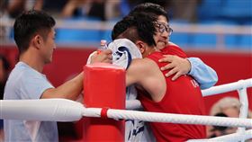 甘家葳確定闖進金牌戰後情緒激動擁抱教練劉宗達。（圖／中華奧會提供）