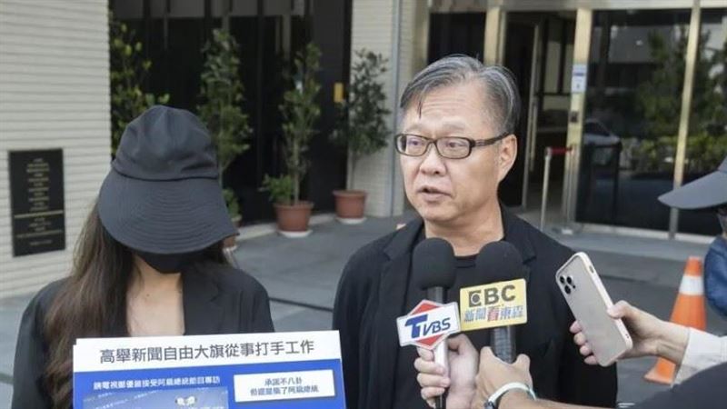 士檢門口冒充記者採訪　拿舊麥牌下場慘了