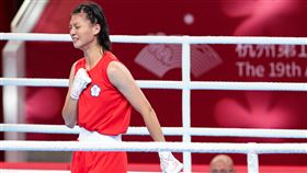 杭州亞運拳擊  吳詩儀扼腕摘銅（1）台灣女子拳擊好手吳詩儀（圖）3日在杭州亞運60公斤級4強賽中落敗，以銅牌作收，賽後她在場中向眾人致意時面露悲傷，不甘的情緒溢於言表。中央社記者鄭清元攝  112年10月3日