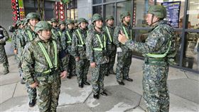 國軍第二作戰區幫救災、阿兵哥、花蓮、海葵颱風(國防部提供)