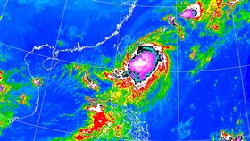 中颱小犬直撲台灣而來